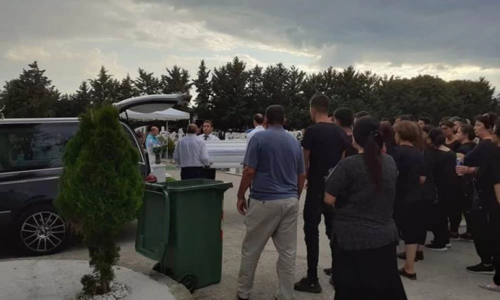 Θλίψη και οδύνη στην κηδεία της 16χρονης στα Τρίκαλα